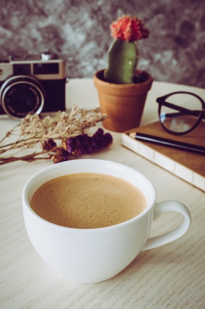 taza de café en el viejo escritorio de madera.