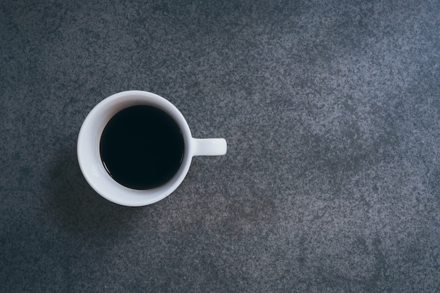 taza de café en el viejo escritorio de madera.