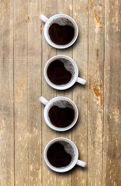 Taza de café en la vista superior de la mesa de madera