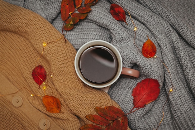 Taza de café vista superior con suéteres acogedores