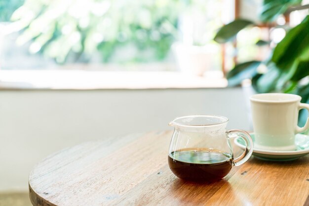 taza con cafetera caliente