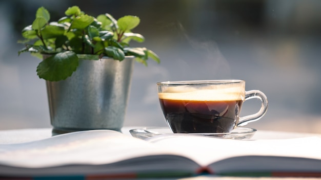 Taza caliente de café negro en la mesa