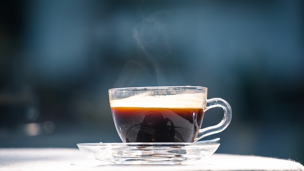 Taza caliente de café negro en la mesa