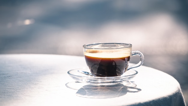 Foto taza caliente de café negro en la mesa