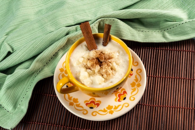 Taza de canjica comida típica consumida en la Festa Juninas brasileña