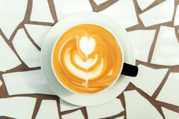 Taza de capuchino con arte de espuma.