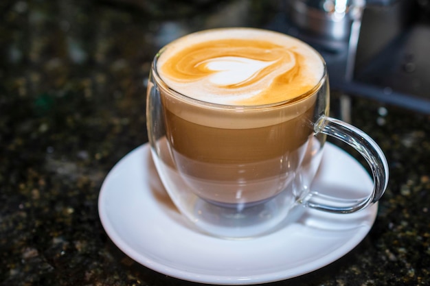 Taza de capuchino con café con leche caliente