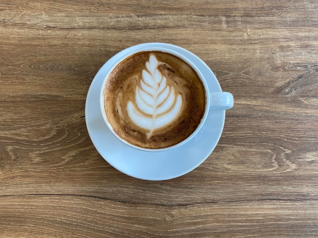 Taza de capuchino caliente en la mesa de café