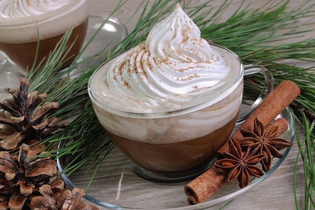 Taza de capuchino con canela