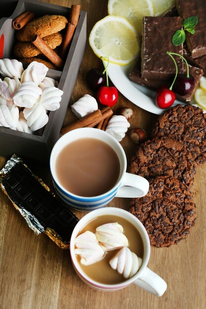 Taza de capuchino y dulces de cerca