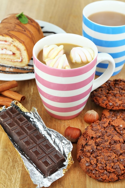 Taza de capuchino y dulces de cerca