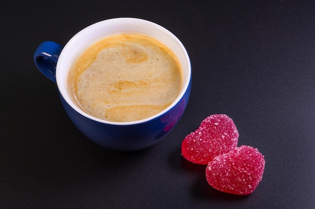 Una taza con capuchino y dulces de mermelada Una vista desde arriba