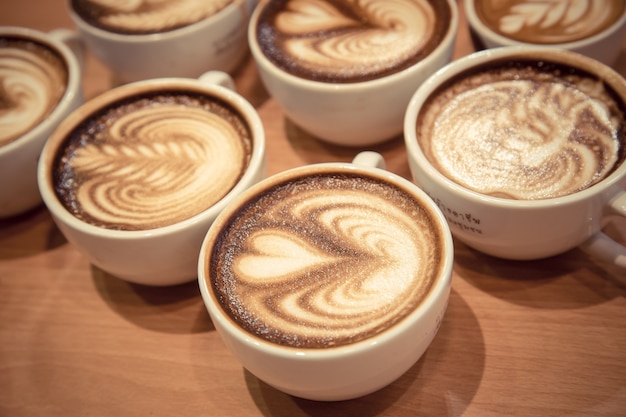 taza de capuchino con espuma en forma de corazón