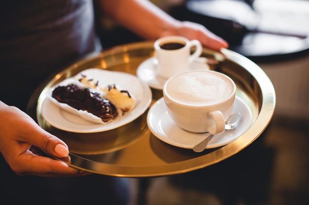 Una taza de capuchino con una foto traída por el mesero