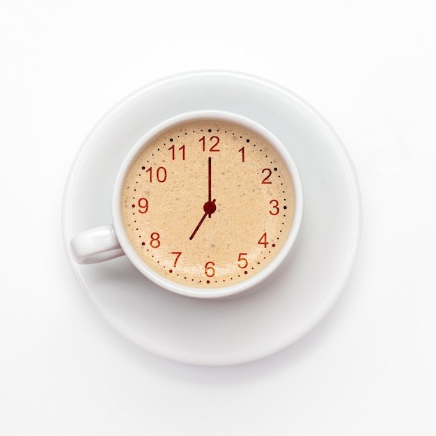 Taza de capuchino fresco con señal de reloj. Vista desde arriba