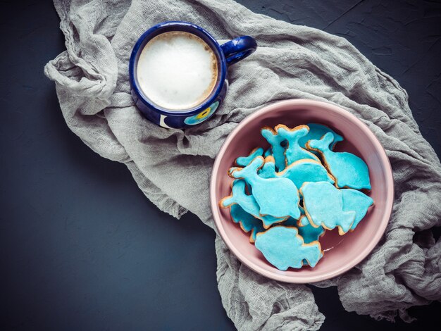 Taza de capuchino y galletas frescas de vacaciones.