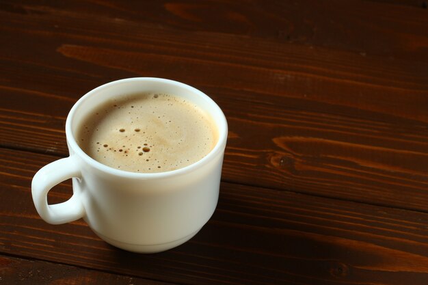 Una taza de capuchino en una madera