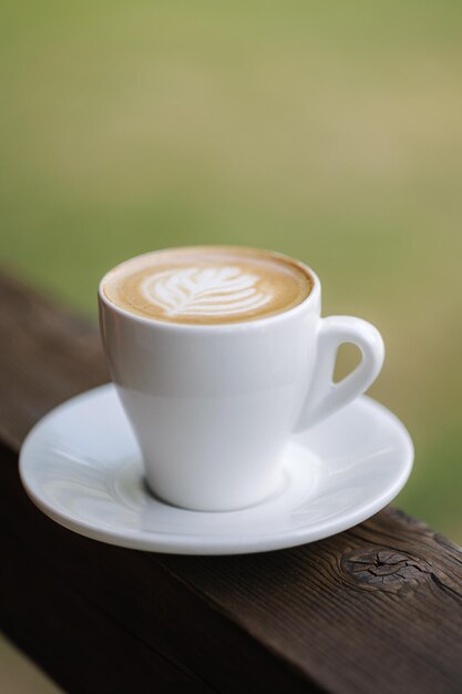 Una taza de capuchino en la mesa de madera