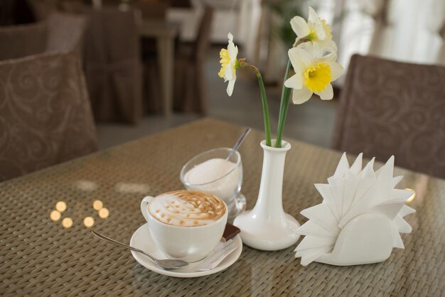 Una taza de capuchino en la mesa del restaurante