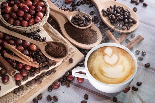 taza de capuchino en la mesa