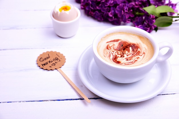 Taza de capuchino con un platillo.