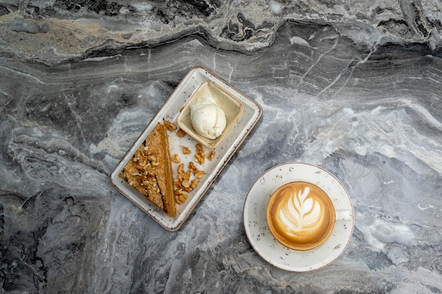 Taza de capuchino y rebanada de pastel