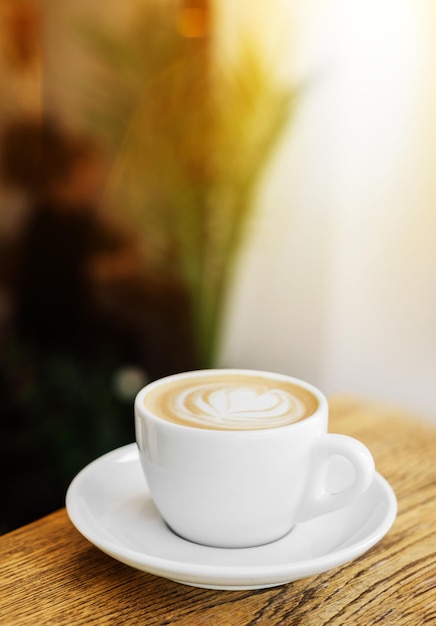 Una taza de capuchino sabroso y fresco sobre la mesa