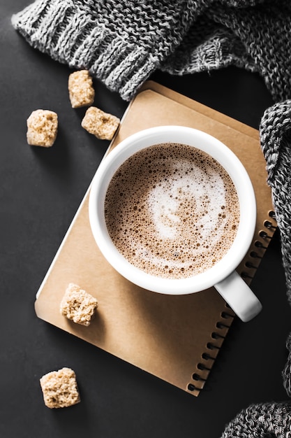 Taza de capuchino sobre una mesa negra