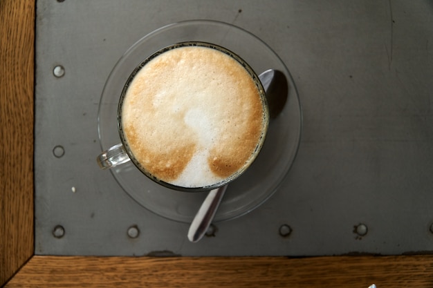 Taza de capuchino sobre la mesa.