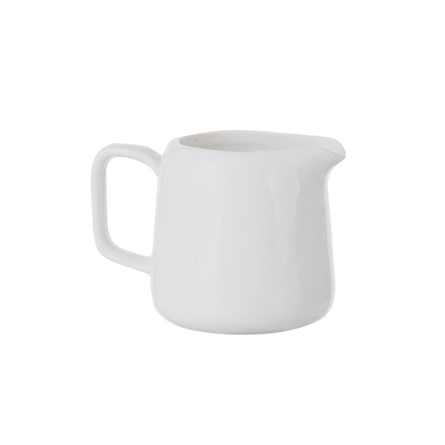 Taza de cerámica aislada sobre fondo blanco.