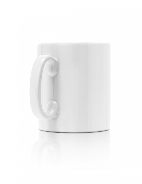 Foto taza de cerámica blanca aislada en blanco