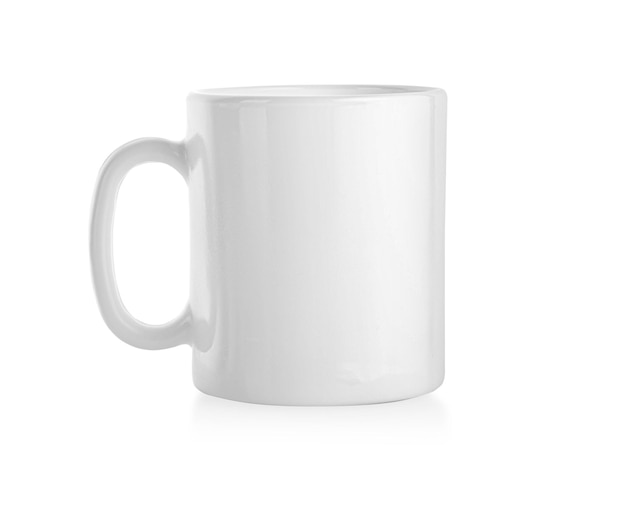 Taza de cerámica blanca aislada en un camino blanco con recorte