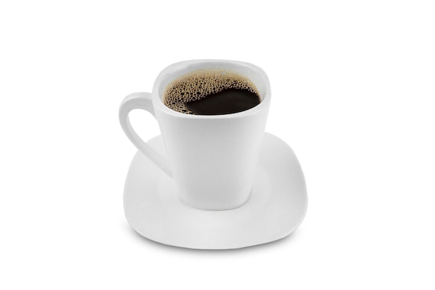 Taza de cerámica blanca con café aislado sobre fondo blanco.