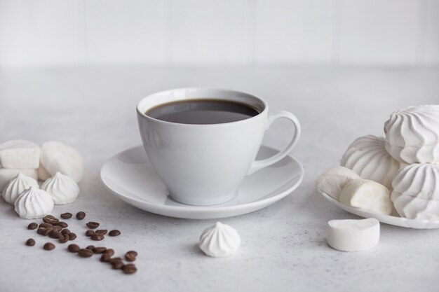 Taza de cerámica blanca con café caliente