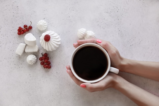 Taza de cerámica blanca con café caliente