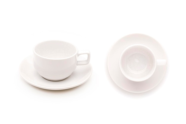 Taza de cerámica blanca para café o té aislado en blanco