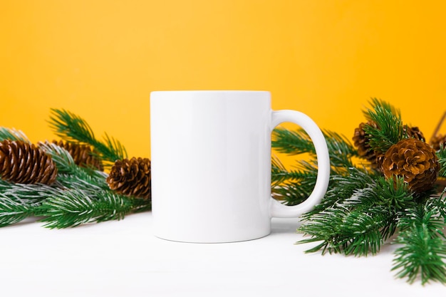 Taza de cerámica blanca con espacio de copia con vista frontal del árbol de Navidad Mockup para aplicar un logotipo