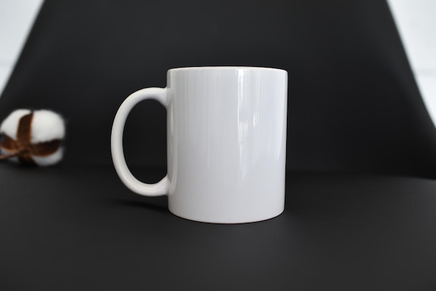 Taza de cerámica blanca sobre un fondo negro