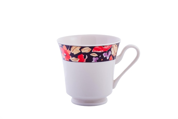 Taza de cerámica blanca vintage con adorno floral aislado sobre fondo blanco. Copie el espacio.