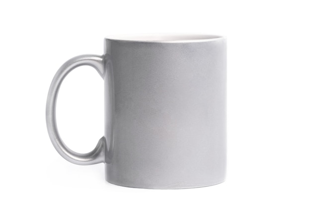 Taza de cerámica color plata sobre fondo blanco aislado con espacio de copia