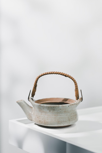 Taza de cerámica de estilo japonés en una mesa de madera blanca