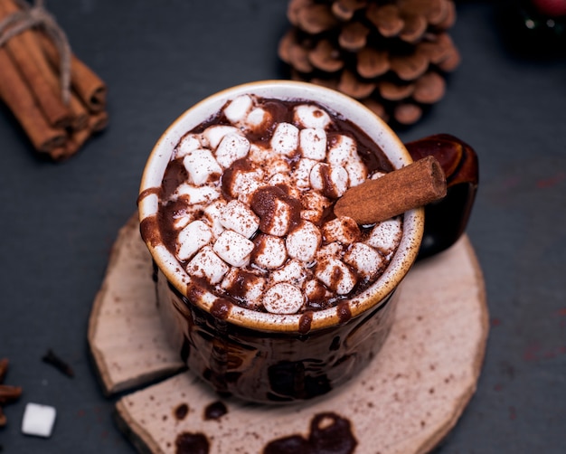 Taza de cerámica marrón con chocolate caliente.