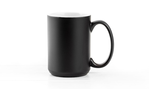 Taza de cerámica negra con interior blanco sobre un fondo blanco.