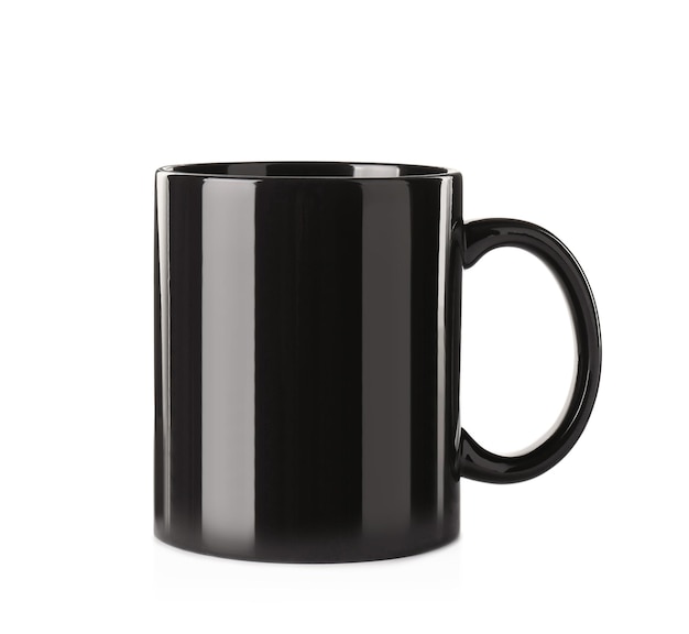 Taza de cerámica negra vacía aislada en blanco