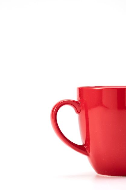 Taza de cerámica roja sobre fondo blanco.