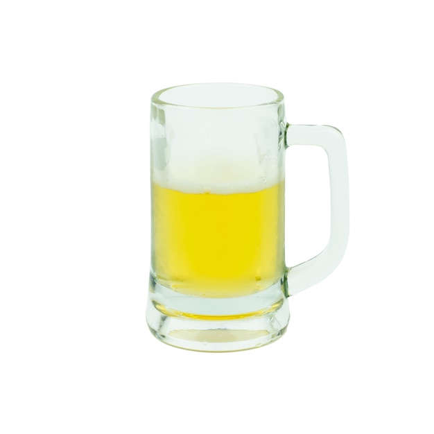 Taza con cerveza aislado en blanco