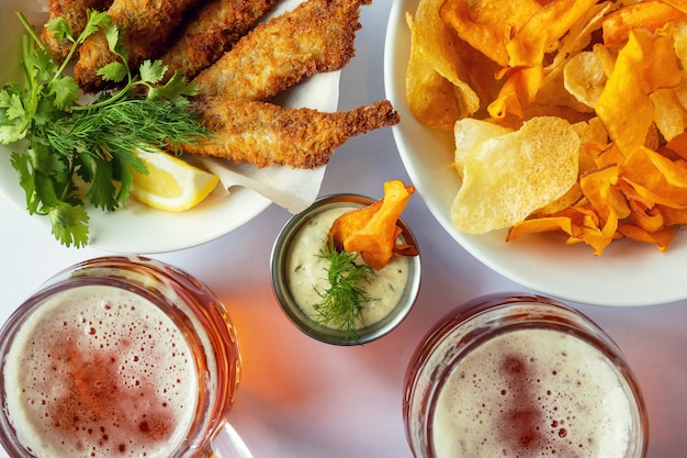 Taza con cerveza y bocadillos de cerveza