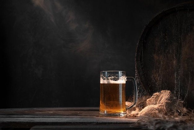 Taza con cerveza fresca ligera con espuma sobre fondo vintage de madera con barril. Antigua bodega o pub