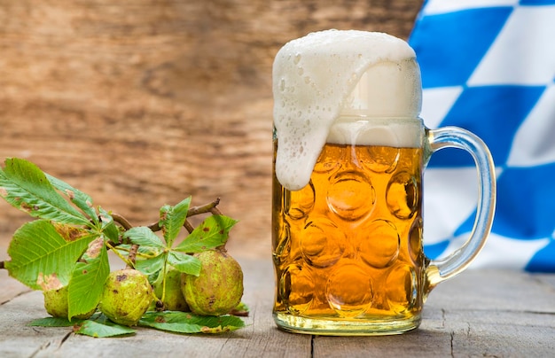 Foto una taza de cerveza lager en el oktoberfest en múnich