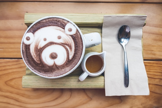 Taza de chocolate art en la mesa de madera en la cafetería.